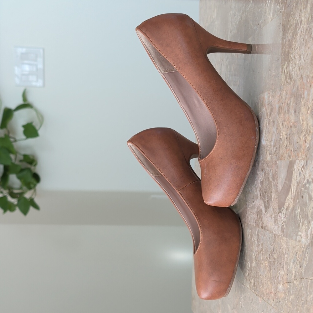 NWOT Dream Pairs Brown Leather Heels - Picture 2 of 9